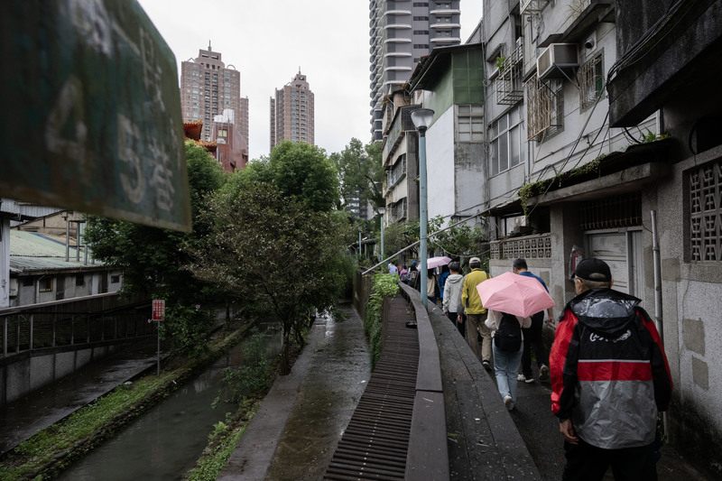 新北市文史協會、新北市深蹲協會等團體提報瑠公圳圳頭文化景觀,2024年11月聲援者協同會勘委員沿著圳道走向賴碧珍老宅。(攝影/ 楊子磊)
