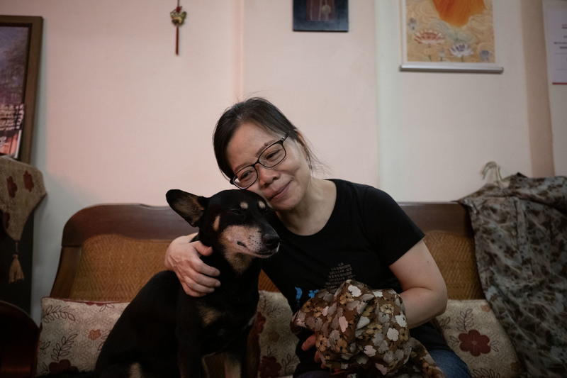 賴碧珍與收養的流浪犬酒窩這幾年相依為命,她希望強拆能暫緩,讓酒窩不會再一次失去家園。(攝影/楊子磊)