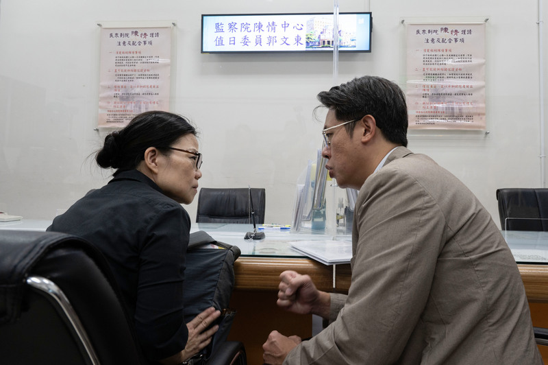 賴碧珍(左)收到第一次強制執行公文後,於2024年11月和律師葉恕宏(右)至監察院向國家人權委員會陳情,希望阻擋強拆。(攝影/楊子磊)