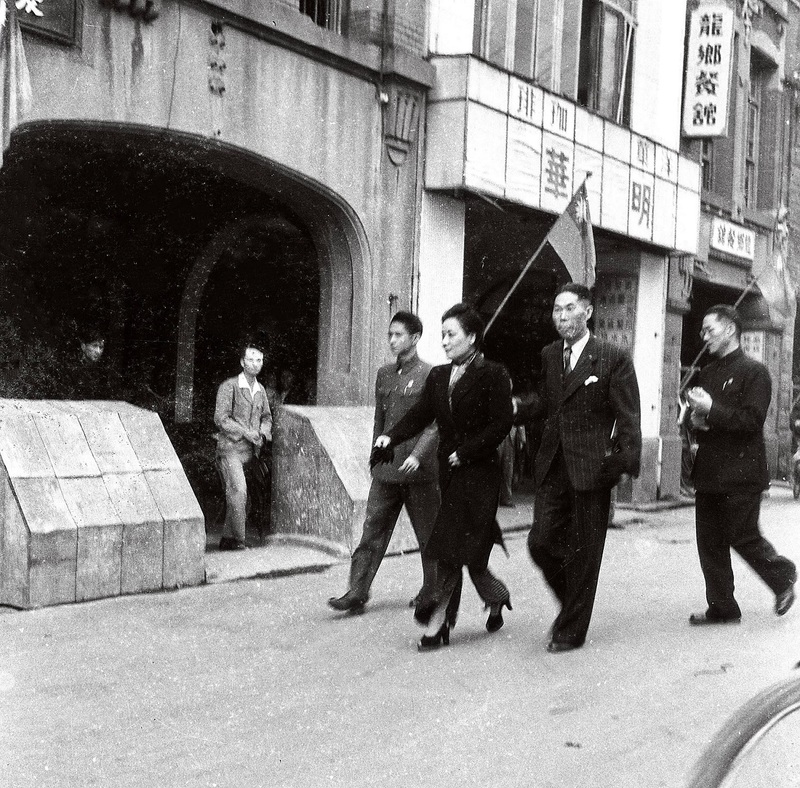 1948年,台灣首次慶祝光復節的下午,蔣宋美齡(左2)由隨扈陪同步行於衡陽路。李鳴鵰拍攝。(圖片提供/李道真)