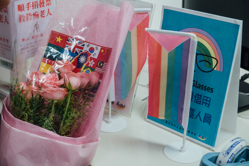 同婚合法4年後,跨國同性伴侶也能夠在台灣登記結婚,但在現實上仍須跨越重重阻礙。圖為戶政事務所辦理伴侶登記的櫃檯。(攝影/余志偉/資料照片)