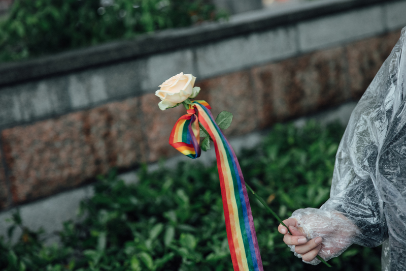 除了結婚可能伴隨的出櫃壓力,學者研究也發現,相對於異性伴侶,同志在離婚上常面對社會支持不足、擔心被指責「背叛同運」等壓力。圖非文中當事人。(攝影/余志偉/資料照片)