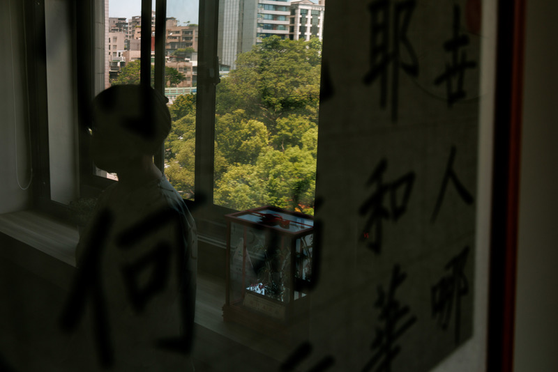 李社工10年前推動所屬機構開設「債務關懷電話專線」,至今已服務超過3,000例個案。(攝影/鄭宇辰)