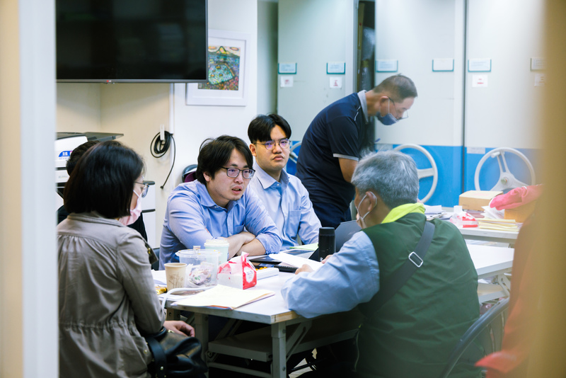 若民眾累積債務已超出償還能力,可依循法律程序聲請債務清理。卡債受害人自救會每月舉辦兩次消債說明會,圖中著藍襯衫者為律師陳欣男(左)、林彧嘉與民眾個別諮詢。(攝影/鄭宇辰)