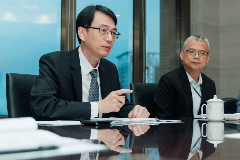 金管會銀行局長童政彰(左)、法務處長林志憲親上火線說明融資公司納管方向,強調以處理民眾權益損害問題為修法核心。(攝影/鄭宇辰)