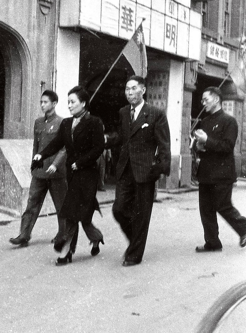 1948年，台灣首次慶祝光復節的下午，蔣宋美齡（左2）由隨扈陪同步行於衡陽路。李鳴鵰拍攝。（圖片提供／李道真）