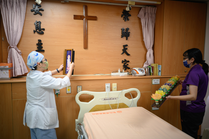 現在各醫院安寧病房幾乎都有告別室，讓病人在生命最後時光，能在此與親人團聚，進行「四道人生」。圖為彰化基督教醫院安寧病房區的懷恩室，備有各宗教聖物，供家屬依自己信仰送別摯愛。（攝影／黃世澤）