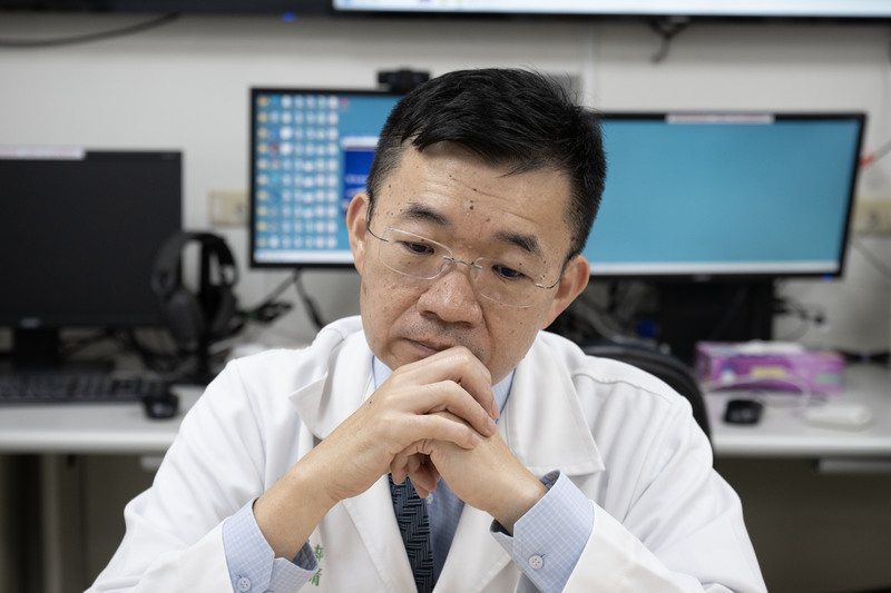奇美醫院急診醫學部長許建清推動急診安寧，其實是從病人身上得到的啟發。長年在急診工作，他深感體制缺乏讓末期病人選擇與安穩送別的空間，這促使他思考急診該怎麼做，也是全國《急診安寧指引》的重要推手。（攝影／楊子磊）