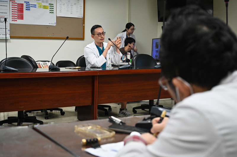 亞東醫院急診醫師張閎斌在晨會帶領討論，除了投入時間帶領與培訓年輕醫師了解安寧療護的核心理念與知識，也嘗試一步步解決臨床安寧在急診臨床實踐的困難。（攝影／林彥廷）