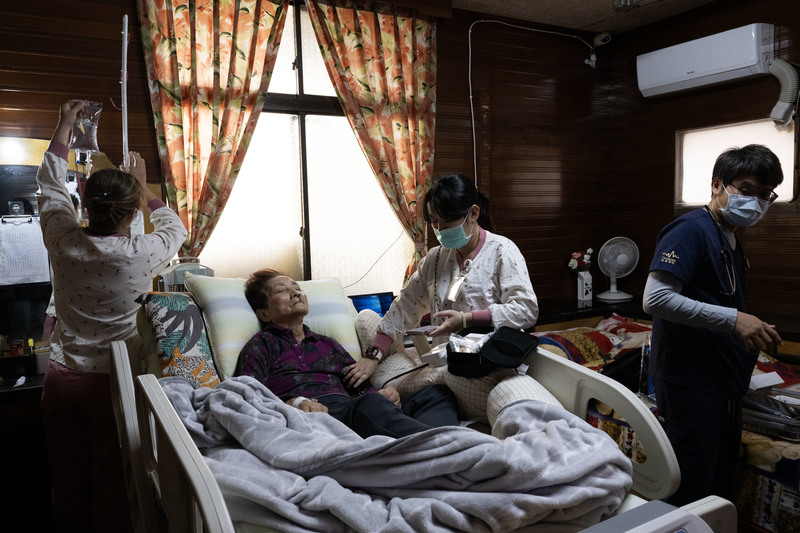 為了解決急診壅塞，減少病人住院之苦，奇美醫院急診醫學部推動「急症在宅照護」模式。對不想住院，較為輕症的病人，由護理師每日到府協助打抗生素，醫師則定期到家中訪視。右1是奇美急診醫師陳殿和。（攝影／楊子磊）