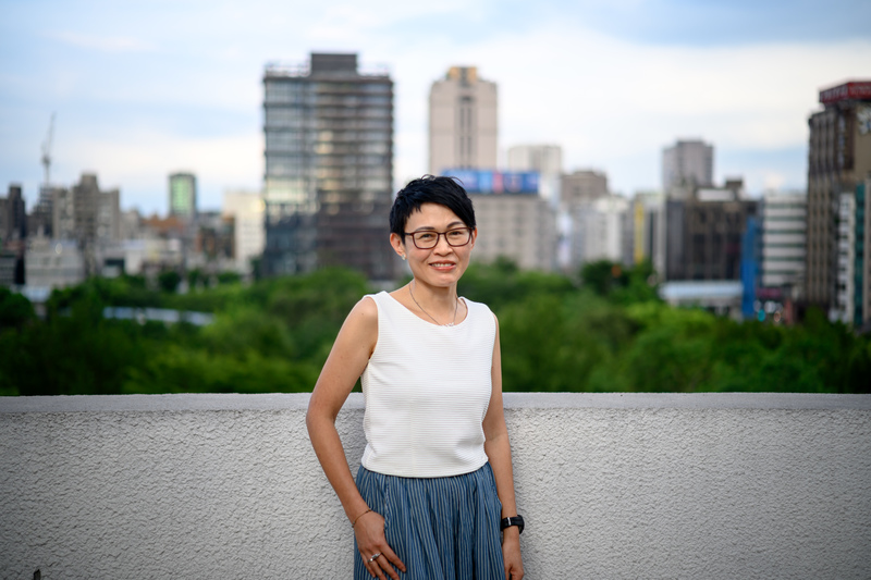 要寫書把家庭祕密攤在陽光,並非易事;譚蕙芸領悟,得讓「小女兒」角色退位,由「記者」身分主宰,才能更看清其中糾結。(攝影/黃世澤)