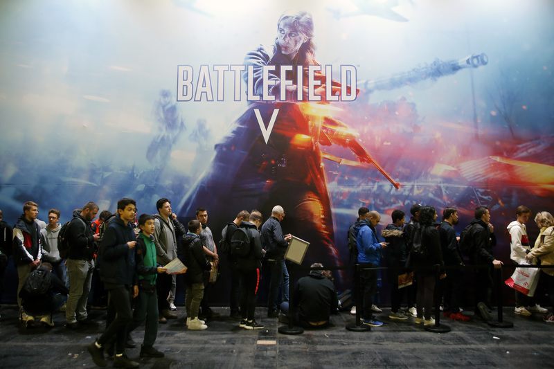由發行商EA旗下DICE工作室於2018年推出的《戰地風雲V》(Battlefield V)以第二次世界大戰為背景,其於預告片中呈現女性士兵在前線戰鬥,引發以#NotMyBattlefield為號召的玩家抗議,指責「不符歷史」與「政治正確過度」。(攝影/Chesnot/Getty Images)