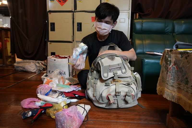 OA每隔一段時間會定期整理他的行囊，以減輕肩上背負的重量。一個一個塑膠袋裡裝的，都是街頭生活的必需品。（攝影／巫致潔）