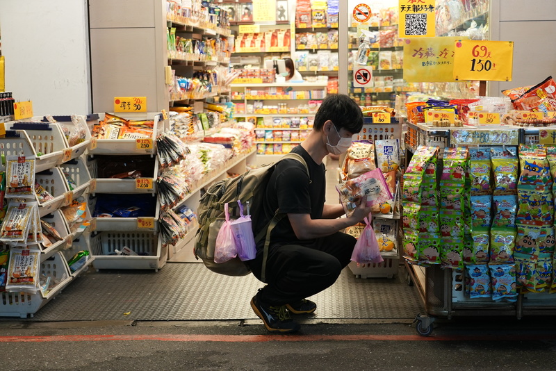 OA經常會到後火車站，採購折扣後可負擔的日本甜食。（攝影／巫致潔）