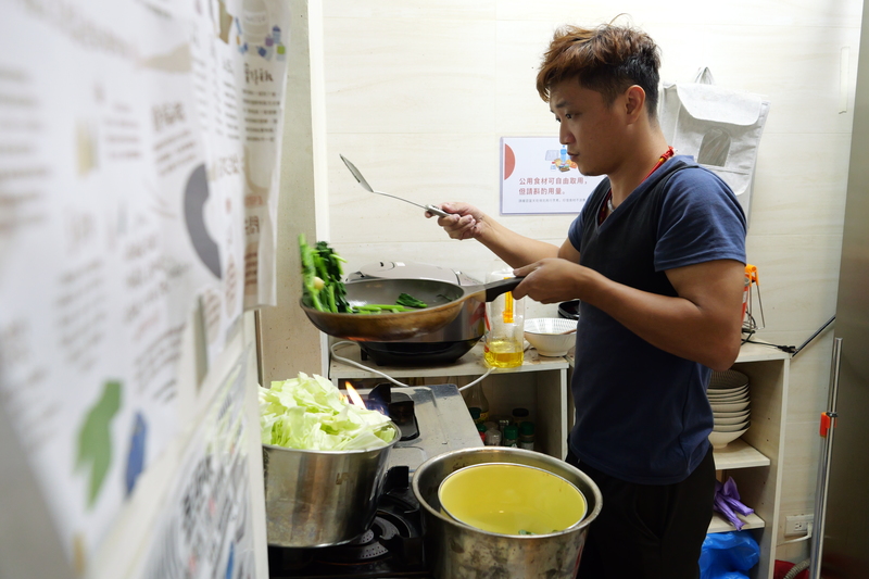 嚕米時常使用人生百味的「重修舊好」日間據點廚房下廚，曾在飯店擔任廚師的他，燒得一手好菜。（攝影／巫致潔）