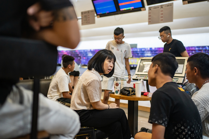 每週五晚上,「又慈媽媽」會帶著聚集在教會的少年們一起吃晚餐、打保齡球或是去唱歌,減少他們涉足複雜環境或是不法活動。(攝影/陳曉威)