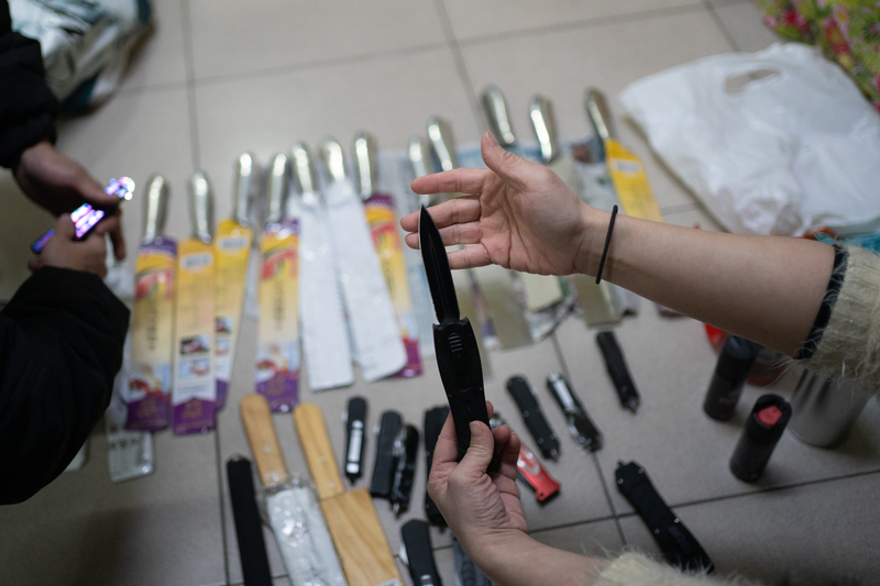 陳又慈家中積存了她過去3年從少年身上沒收而來的各種刀械,就是深怕孩子們衝動鬧事。(攝影/陳曉威)