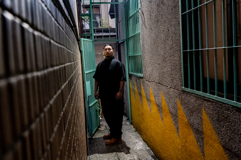 對阿富來說,幫派讓他走入犯罪,卻一定程度上替代家庭功能,給他生活、情感與金錢上的安全感。(攝影/陳曉威)