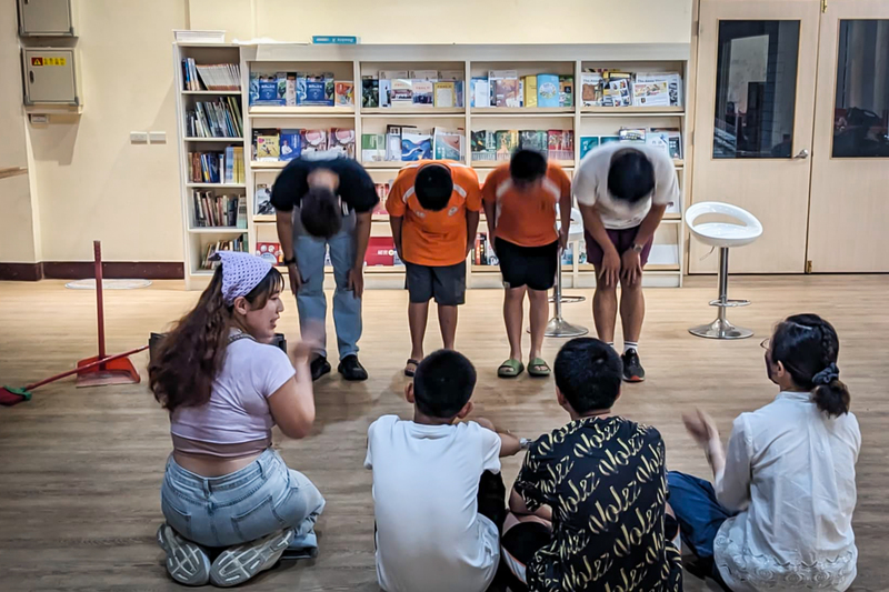 期末外部訪視的這天,台中善水國中小的4位同學在圖書室上演了小小的模擬劇,善用現場道具還有認真謝幕。在嘉義民和慈輝的表演老師們也來共襄盛舉,場面時而活潑、時而溫馨。(攝影/陳德倫)
