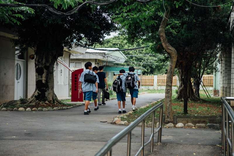面對中介教育現場的學生變化,老師們設法連結各種資源協助,但「養育一個孩子需要全村的力量」,校方仍希望家長能在社會的培力和協助下,有更多參與,陪孩子一起走成長的路。圖為新北市正德國中賢孝校區慈暉班放學時間。(攝影/余志偉/資料照片)