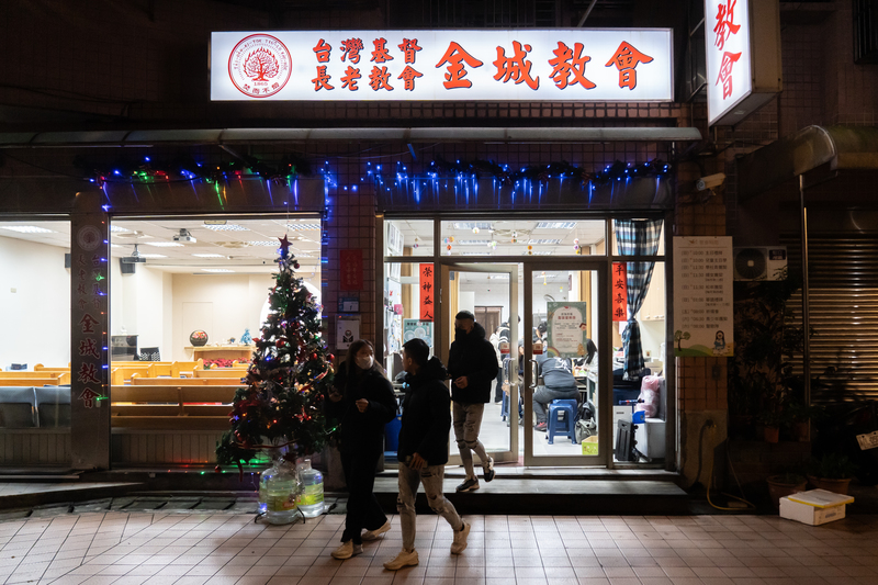 在金城教會牧師陳恆容和輔導員陳又慈主動尋找資源後,教會裡的未成年孩子開始學習水電,下一步還會帶入木工、美容、特殊清掃等職人工作。(攝影/陳曉威)