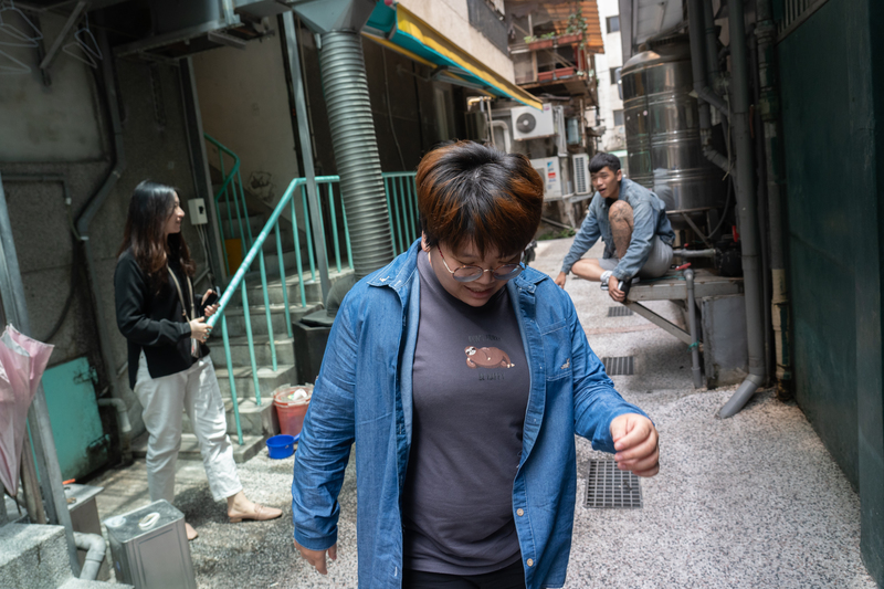 阿追(中)在更生少年關懷協會負責陪伴觸法、行為偏差少年,協助無意升學的孩子職涯探索、培養職能、媒合就業。(攝影/陳曉威)