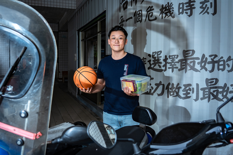 在乘風少年服務7年來,社工督導「阿信」冼曜庭穿梭在街頭與網路世界,尋找少年的身影。(攝影/陳曉威)