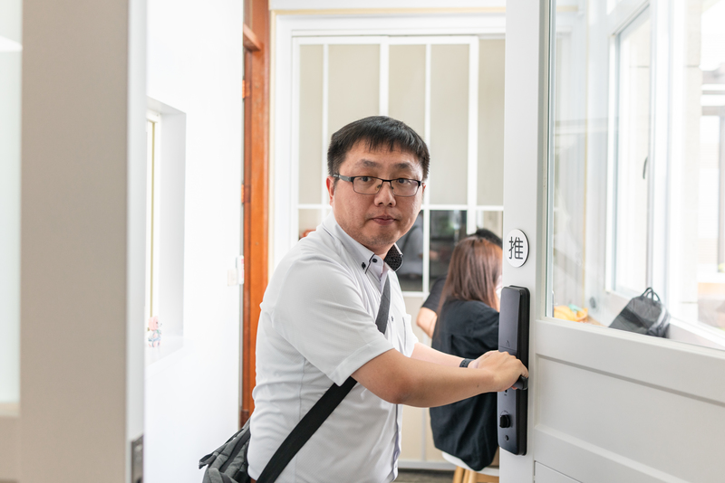陳力源每個月都穿梭在勵志中學的重重大門間,希望多理解他的個案一點。(攝影/陳曉威)