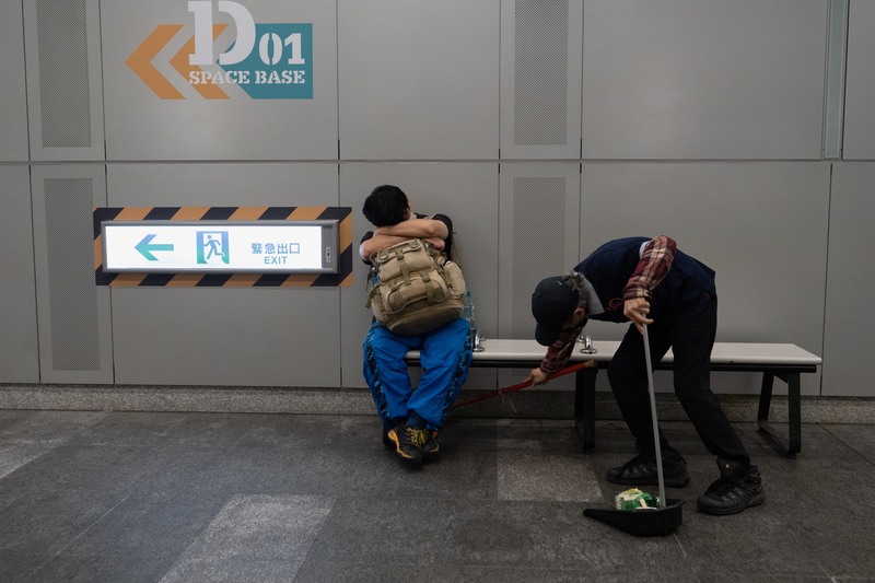 在NGO為無家者提供的日間據點關門後,OA會前往台北車站地下街,抱著行囊短暫地休息幾個小時。(攝影/巫致潔)