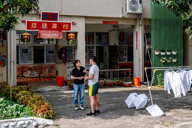 勵志中學即將「畢業」的學生,為了想在離開學校後繼續學習製茶,向校長林家如尋求協助,希望能找到老師或師傅教他技藝。(攝影/陳曉威)