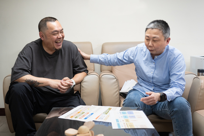 北院透過跨網絡會議,與服務少年的各個網絡單位同步資訊、討論分工,也知曉彼此的工作狀態。王以凡與基隆市府社會處督導李宗憲(左),就是時常並肩作戰的隊友。(攝影/陳曉威)