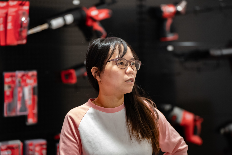 攸惜關懷協會理事黃燕茹是資深的社工,她幫孩子找法律、醫療資源,陪孩子們出庭、上道安講習,解決孩子在成年之前遺留下來的問題。她說只有把這些問題出清,人生才有機會重新開啟。(攝影/陳曉威)