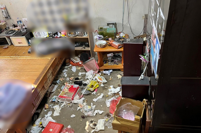 陳力源離開診間、進入案家後,可以看見更多訊息,讀取家庭中的軌跡與動力,了解孩子所處的童年逆境。例如此案小孩即使生活在混亂的家中,但孩子會儘可能在自己睡覺的地方保持秩序,象徵與外在家庭衝突的隔離。(圖片經變色模糊處理)(照片提供/陳力源)