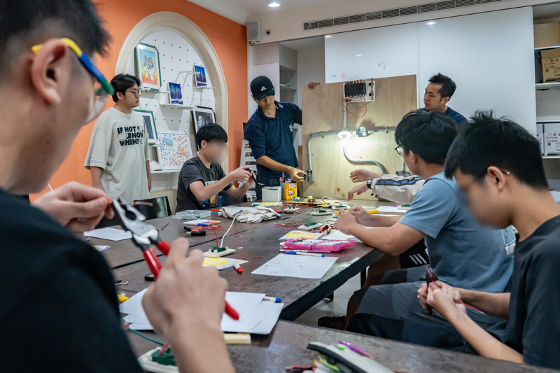 新北市少年培力園開設的少年工班暑期水電課,吸引許多想增進職業技能的一般在學學生報名參加。然而,同樣需要養成一技之長的未就學、未就業少年,卻漸漸從職訓課堂中消失。(攝影/陳曉威)