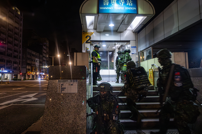 漢光41號演習進入「濱海暨濱岸戰鬥」階段,憲兵指揮部首次模擬台北市遭敵方空襲,部隊依靠地下捷運軌道進行快速運補、增援。(攝影/蔡昕翰)