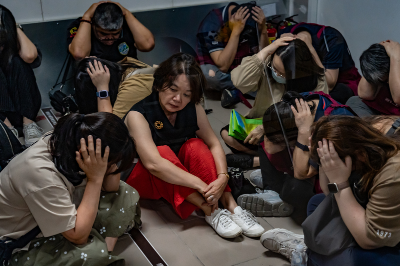 2025年7月10日,上午10點在台北市信義區一間全聯門市進行的防空疏散避難模擬演練中,經過排練的店員、民眾在地下室內進行避難,模擬戰時生活在日常購物與躲避空襲間的應變轉換。(攝影/陳曉威)