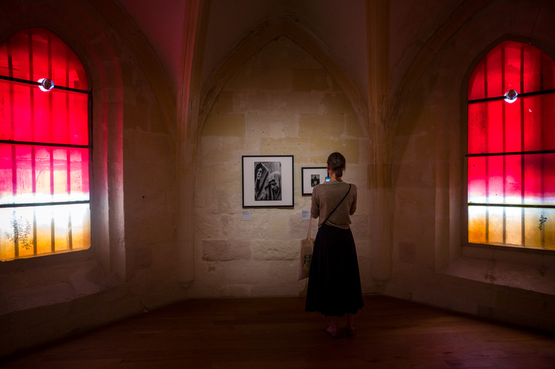 亞爾國際攝影節的「回溯」（Relectures）項目中，於聖馬丁禮拜堂（Chapelle Saint-Martin du Méjan）展出義大利傳奇攝影師蕾蒂齊亞・巴塔利亞（Letizia Battaglia, 1935-2022）的作品。（攝影／黃世澤）