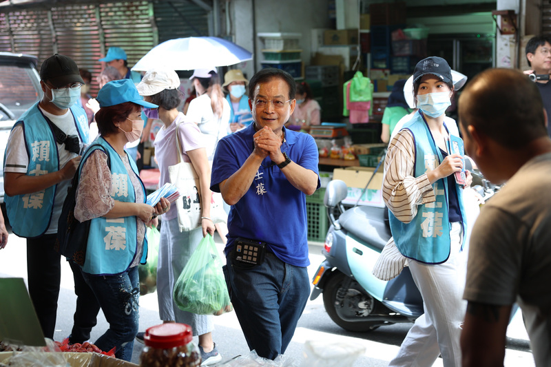 2025年6月28日早上，國民黨立委賴士葆在文山區興德市場掃街拜票，他認為他的反罷免的策略只有一招，就是勤跑基層。（攝影／林雨佑）