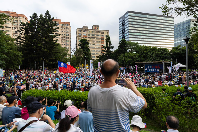 2025年6月21日下午,由國民黨發起,在台北市榮星花園舉行聲援北北基的藍委反罷免活動,國民黨主席朱立倫、台中市長盧秀燕、前台北市長郝龍斌、網紅「館長」陳之漢等人到場。(攝影/鄭宇辰)