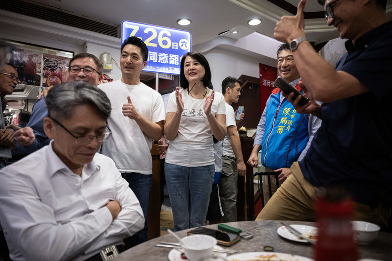 2025年7月11日,國民黨立委王鴻薇在台北市長蔣萬安的陪同下前往中山區遼寧夜市掃街,呼籲選民投下不同意罷免票。(攝影/楊子磊)