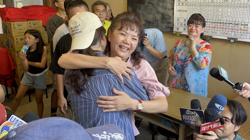 民進黨籍南投縣議員陳玉鈴罷免案7月13日進行投開票,罷免團體傍晚5時許自行宣布罷免案不通過,陳玉鈴則是難掩開心神情,與支持者相擁致意。(攝影/吳哲豪/中央社)