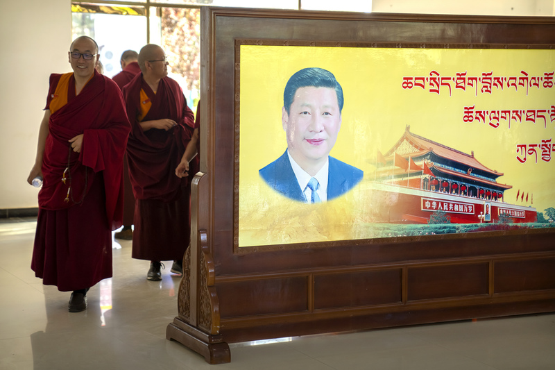 2021年5月31日,中國西藏自治區拉薩的藏傳佛教學院,展示中國國家主席習近平與天安門城樓的照片。(攝影/Mark Schiefelbein/AP Photo/達志影像)