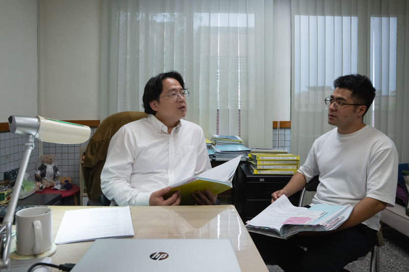 法律扶助基金會原住民族法律服務中心的律師林秉嶔(左)及林韋翰(右),協助和平村與澳花村民進行行政訴訟,透過司法打開了部落諮商同意權應包含私有地的一線曙光。(攝影/謝佩穎)