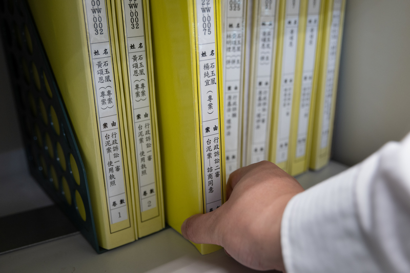 環保團體地球公民基金會、蠻野心足生態協會,以及楊純宜、石玉凰等和平村與澳花村的居民向法院提起行政訴訟,要求台泥應為氣化爐重辦環評及諮商同意。(攝影/謝佩穎)