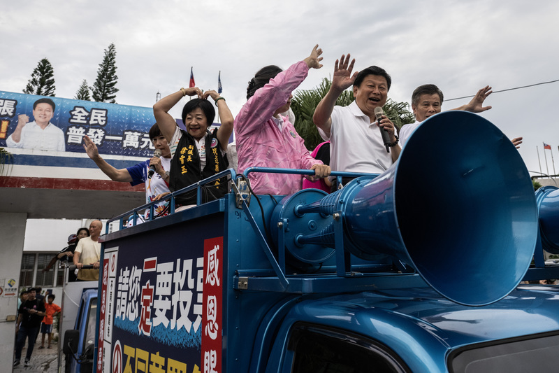 極受矚目的花蓮選區,國民黨立院黨團總召傅崐萁在罷免案確定否決後,偕同妻子、縣長徐榛蔚掃街謝票。(攝影/楊子磊)