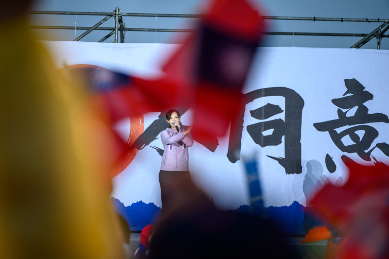 停職中的新竹市長高虹安罷免案不同意票124,360票,高於同意的86,291票。她這次所拿到的不同意票數比2022年九合一選舉時拿到得票數多出26,239票,藍白合再度成功。圖為7月25日高虹安出席國民黨反罷造勢活動。(攝影/黃世澤)
