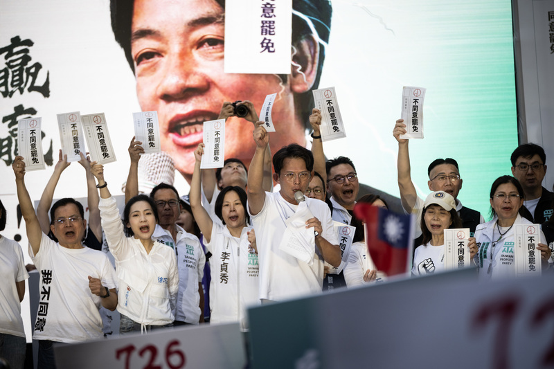 7月20日,台灣民眾黨於民進黨中央黨部旁舉辦反罷免集會,與國民黨籍遭提案罷免立委聯合造勢。(攝影/楊子磊)