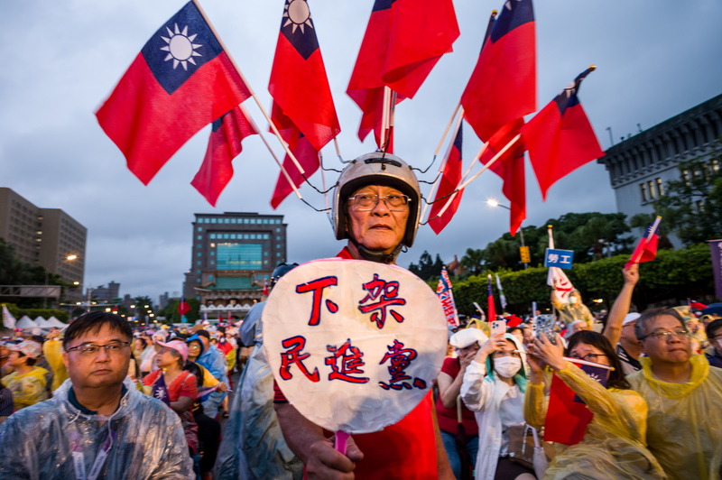 大罷免結果出爐,總統賴清德後續回應受矚目。圖為國民黨支持者於選前之夜手舉「下架民進黨」標語。(攝影/黃世澤)