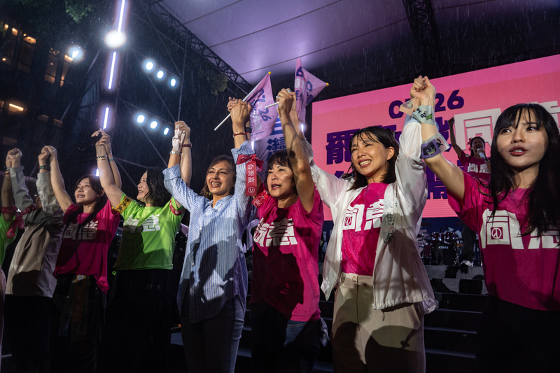 2025年7月25日晚間,「反共護台志工聯盟」在罷免投票前一夜,於立法院外舉辦「為民主守夜,公民集氣晚會」,民進黨籍立委於現場向群眾致意。(攝影/陳曉威)