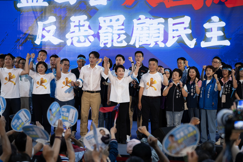 2025年7月12日,中國國民黨於台中市舉辦反罷免晚會,民眾黨黨主席黃國昌上台聲援。(攝影/楊子磊)